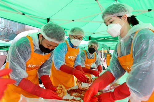 KT&G가 취약계층의 따뜻한 겨울나기를 지원하는 ‘연말 김장김치 나눔’ 봉사활동을 진행했다. 사진은 지난달 22일 서울시 성동구청 광장에서 열린 나눔 행사에서 이상학 KT&G 지속경영본부장(왼쪽 두 번째)과 임직원들이 김장 봉사에 참여하고 있는 모습. / 사진 제공 = KT&G