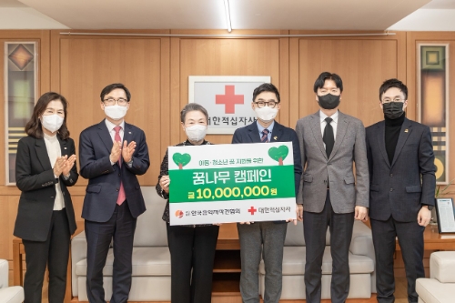 16일(금) 서울 중구 대한적십자사 서울사무소에서 개최된 기부금 전달식에서 참석자들이 기념촬영을 하고 있다. (사진 왼쪽부터 박선영 대한적십자사 모금전략본부장, 이상천 대한적십자사 사무총장, 장예순 대한적십자사 부회장, 추가열 한국음악저작권협회 회장, 강원석 대한적십자사 홍보대사, 이상진 한국음악저작권협회 대외협력국장) / 사진 제공 = 대한적십자사