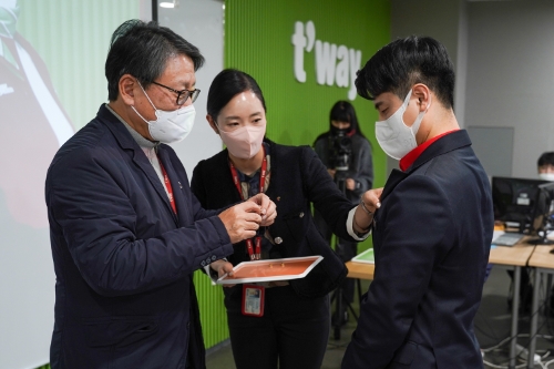 12월 16일 오후 티웨이항공 항공훈련센터(서울시 강서구)에서 신입 객실승무원들이 비행에 필요한 교육 과정을 모두 이수하고 수료식을 가졌다. (왼쪽 티웨이항공 정홍근 대표) / 사진 제공 = 티웨이항공