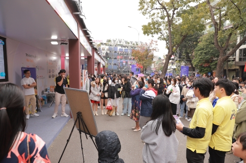 한국문화관광 홍보관에서 관람객들이 K-팝 댄스 체험을 하고 있다. / 사진 제공 = 한국관광공사