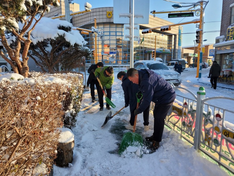 무안초등학교 등교길 제설작업 중인 김산 군수 모습 (사진제공 = 무안군)