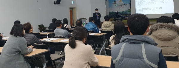 도급·용역·위탁 관계자 및 담당자들이 16일 함평군립미술관에서 중대재해예방 교육을 받고 있다 (사진제공 = 함평군)