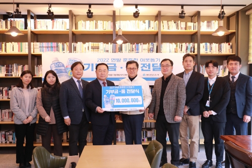 동대문구 사회복지협의회장 박상종(좌), 동아오츠카 대표이사 조익성 사장(우) / 사진 제공 = 동아오츠카