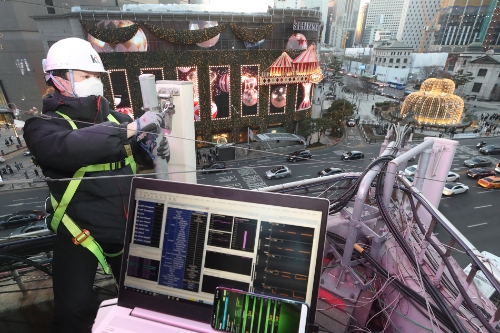 KT 네트워크 전문가가 인파가 몰릴 것으로 예상되는 번화가의 기지국을 점검하고 있다. / 사진 제공 = KT