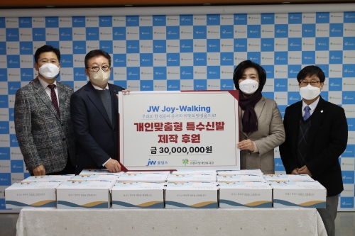 JW홀딩스는 임직원 걸음 기부 캠페인 ‘JW 조이워킹(JW Joy-Walking)’을 통해 마련한 기부금을 지난 19일 경기도 과천시장애인복지관에 전달했다. (왼쪽부터) 정성기 JW홀딩스 경영관리실장, 한성권 JW홀딩스 대표, 신계용 과천시장, 이학준 과천시장애인복지관장이 기부금 전달식에서 기념촬영을 하고 있다. / 사진 제공 = JW홀딩스