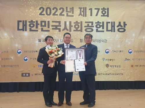 농협의 모바일 플랫폼 NH콕뱅크는 19일 여의도 국회의원회관에서 열린 2022년 '대한민국 사회공헌대상'에서 사회공헌부문 부총리상을 수상했다. 김석기 농협 상호금융디지털금융본부장(가운데)과 김영훈 상호금융디지털채널부장(왼쪽)이 기념사진을 촬영하고 있다. / 사진 제공 = 농협