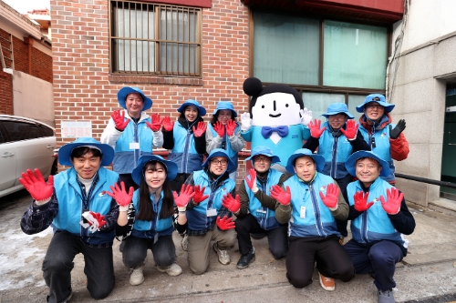 대우건설 임직원들이 봉사활동을 실시하기 위해 사진을 찍고 있다. / 사진 제공 = 대우건설