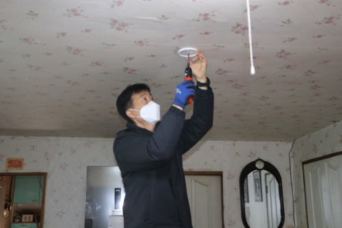 주택용 화재경보기 설치 / 사진 제공 : 경기도소방재난본부