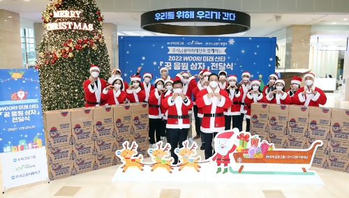 우리금융미래재단(이사장 손태승)은 서울 중구 소재 우리금융 본사에서 '꿈 응원 상자' 전달식을 가졌다. 손태승 우리금융미래재단 이사장(첫번째줄 오른쪽), 이원덕 우리은행장(첫번째줄 왼쪽)과 우리금융 직원들이 기념촬영을 하고 있다. / 사진 제공 = 우리금융미래재단