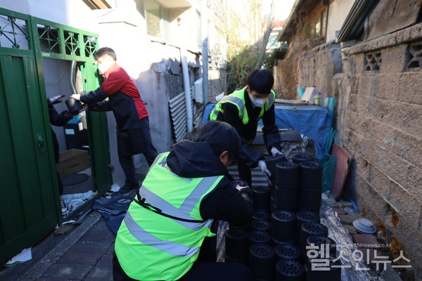2일오후대구동구안심4동에서케이메디허브관계자들이연탄나눔봉사활동을실시하고있다.