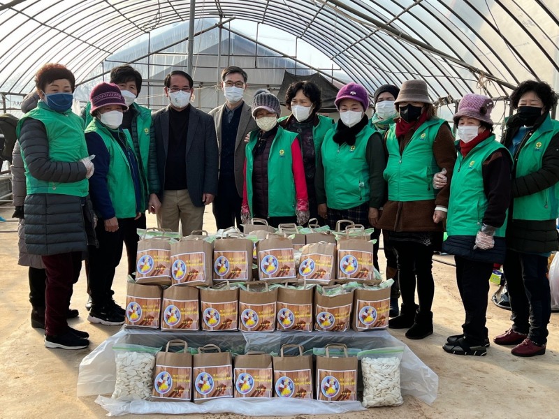 20일 열린 어려운 이웃을 위한 떡국 떡 나눔 행사 모습 (사진제공 = 무안군)