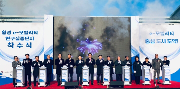 'e-모빌리티 연구·실증 단지' 착수식에서 (왼쪽에서 다섯 번째부터)이주민 도로교통공단 이사장, 조영태 한국건설생활환경시험연구원장, 주영준 산업통상자원부 산업정책실장, 유상범 국회의원, 김진태 강원도지사, 김명기 횡성군수 및(오른쪽에서 네 번째)김영숙 횡성군의회 의장을 비롯한 주요 참석자들이 착수식을 진행하고 있다. / 사진 제공 : 도로교통공단