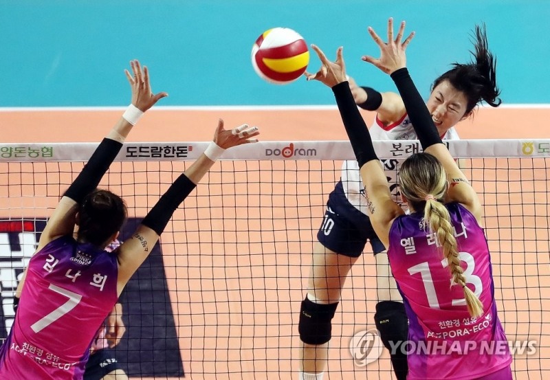 (인천=연합뉴스) 20일 인천 삼산월드체육관에서 열린 여자프로배구 흥국생명 핑크 스파이더스와 GS칼텍스 KIXX 배구단의 경기. 1세트 GS칼텍스 강소휘가 스파이크하고 있다.