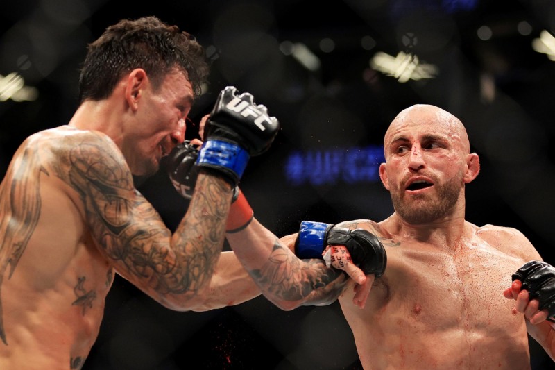 할로웨이를 연파하 볼카노프스키(오른쪽. 사진=UFC)