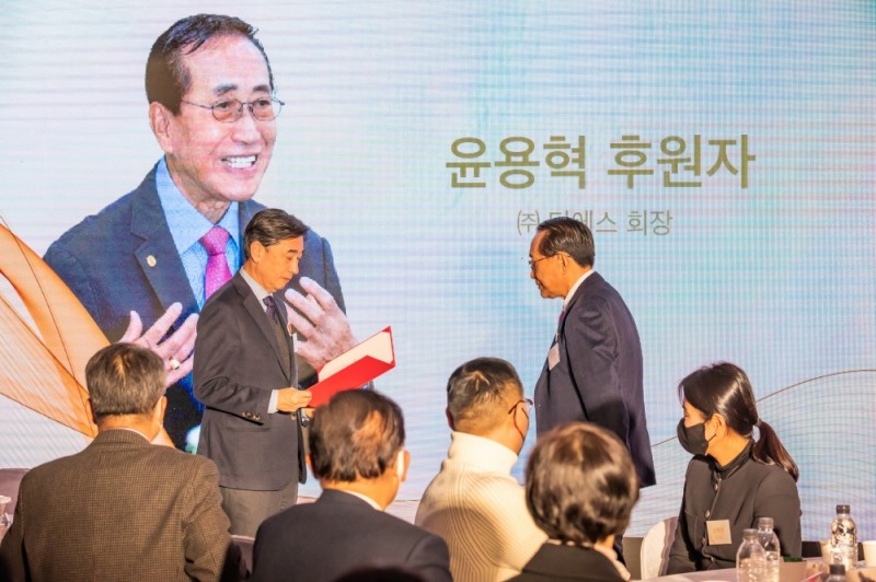 아너스클럽 연찬회에서 세이브더칠드런 오준 이사장에게 감사장을 수여받고 있는 윤용혁 후원자