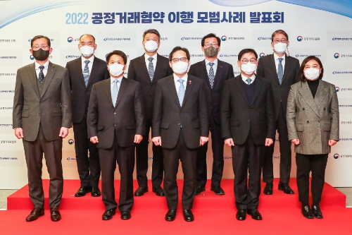 임대규 현대홈쇼핑 사장(뒷줄 오른쪽에서 두 번째)이 '공정거래협약 이행평가' 모범사례로 선정돼 한기정 공정거래위원장(앞줄 가운데) 및 선정 기업 관계자들과 기념 사진을 촬영하고 있는 모습. / 사진 제공 = 현대홈쇼핑