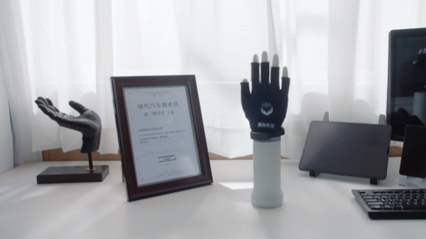 현대차그룹 ‘넥스트 무브’의 스타트업 지원 사업에서 ‘착한 기술 기업’으로 선발된 중국의 스타트업이 개발한 청각장애인을 위한 수화 통역장비.