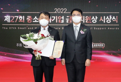 하나은행은 지난 20일 중소벤처기업부가 주최하는 '제27회 중소벤처기업 금융지원상' 시상식에서 단체부문 '대통령 표창'을 수상했다고 밝혔다. 성영수 하나은행 CIB그룹 부행장(사진 왼쪽에서 첫번째), 조주현 중소벤처기업부 차관(사진 왼쪽에서 두번째)이 기념촬영을 하고 있다. / 사진 제공 = 하나은행