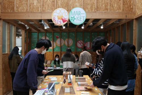 사진은 NHN이 지난 13일부터 일주일간 진행한 ‘굿바이(Good Buy)’ 마켓에서 임직원들이 판매 물건을 둘러보고 있는 모습 / 사진 제공 = NHN