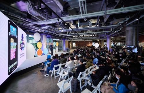 12월 17일 (토) 개최된 스마일게이트 퓨처랩 컨퍼런스 ‘커넥팅 닷: 확장되는 창의의 세계’ 현장에서 MIT 미디어랩 미첼 레스닉 교수가 기조 발표를 하고 있는 모습. / 사진 제공 = 스마일게이트