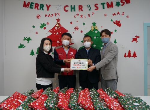 초록우산어린이재단은 롯데건설, 광진구청과 함께 협업하여 20일 서울 광진구에 위치한 행복한지역아동센터에서 ‘꿈과 희망을 주는 러브하우스’ 34호점 현판식을 진행했다. (왼쪽부터) 행복한지역아동센터 김지연 센터장, 롯데건설 공성태 상무, 광진구청 강선경 아동청소년과장, 초록우산어린이재단 서울2지역본부 차동범 나눔사업팀장. / 사진 제공 = 초록우산어린이재단