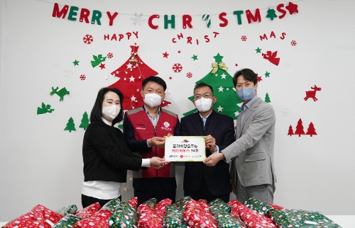 왼쪽부터 행복한지역아동센터 김지연 센터장, 롯데건설 공성태 상무, 광진구청 강선경 아동청소년과장, 초록우산어린이재단 차동범 나눔사업팀장이 기증판 전달식에 참여해 사진을 촬영하고 있다 / 사진 제공 = 롯데건설