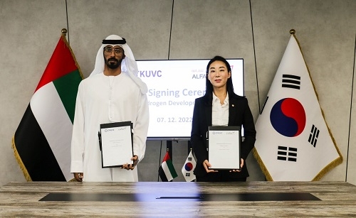 (왼쪽부터)Khalid Mohamed Rashid Musabbah Alromaithi(알 파탄 에너지 부회장),이지영(엘텍UVC 대표). 사진제공=엘텍UVC