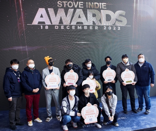 2022 스토브인디어워즈 수상자 단체 사진 / 사진 제공 = 스마일게이트