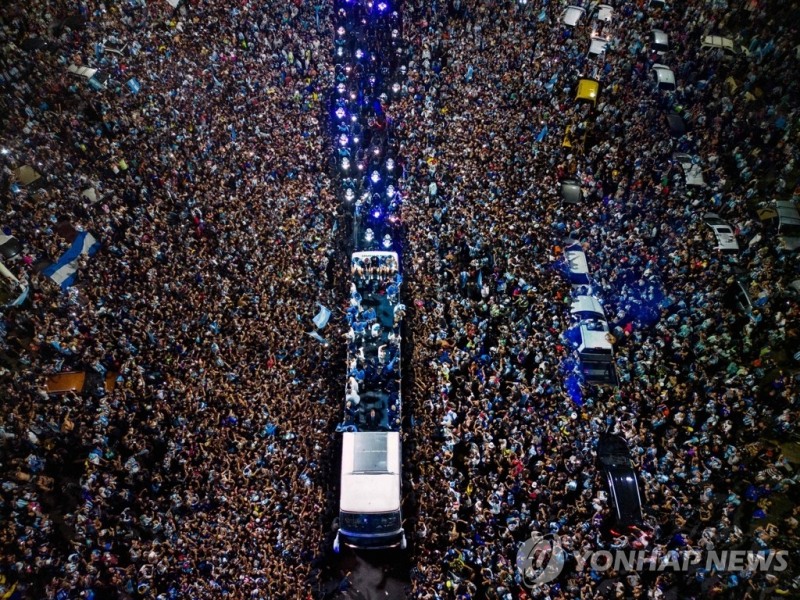 아르헨티나 축구 대표팀이 귀국한 20일(현지시간) 부에노스아이레스 에세이사 국제공항을 나서는 대표팀 버스 주변에 인파가 빽빽이 들어차 있다. [사진=AFP/연합뉴스)