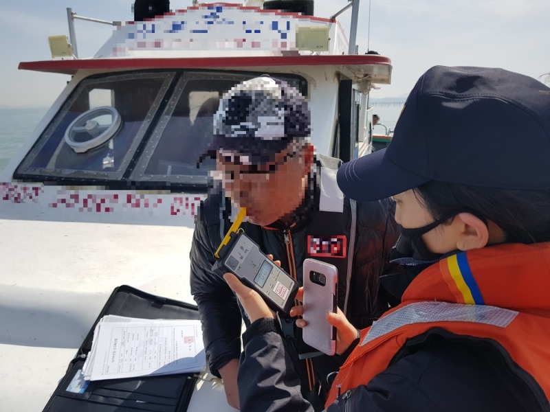 목포해경이 음주운항을 단속하고 있다 (사진제공 = 목포해양경찰서)