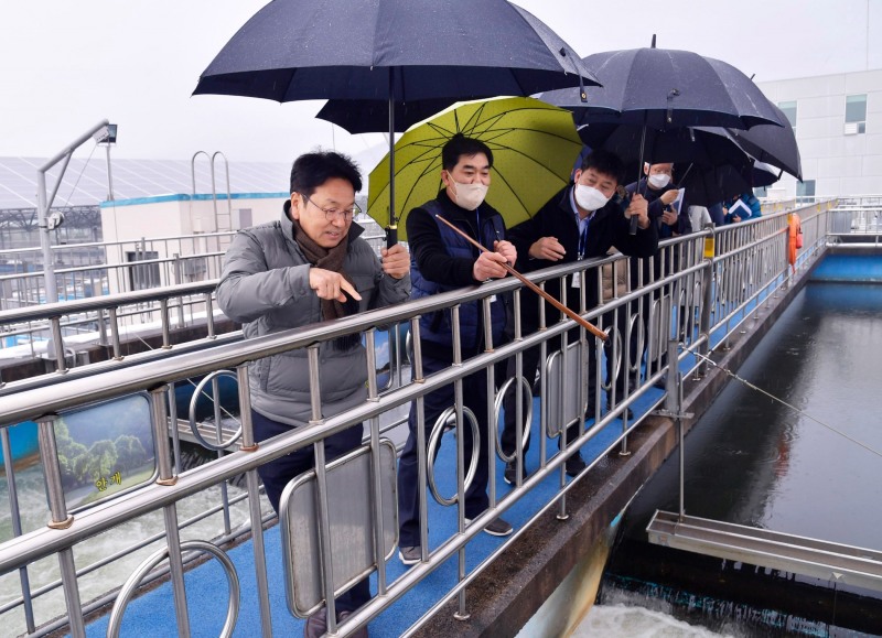강기정 광주광역시장이 21일 오전 남구 상수도사업본부 덕남정수장을 방문해 정수시설을 살펴보고 있다 (사진제공 = 광주광역시)