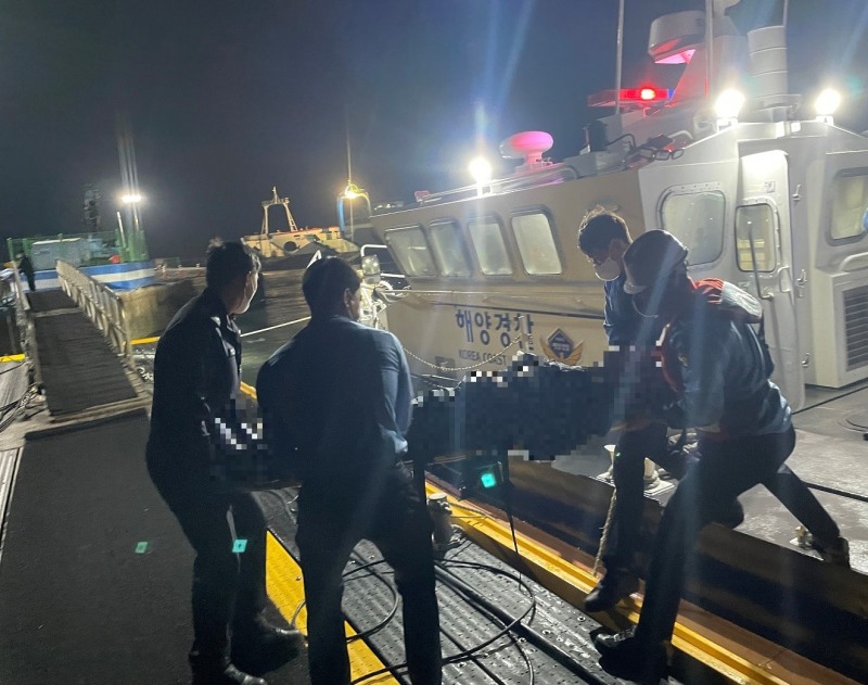 서해지방해양경찰청 소속 경찰관들이 응급환자를 이송하고 있다 (사진제공 = 서해지방해양경찰청)