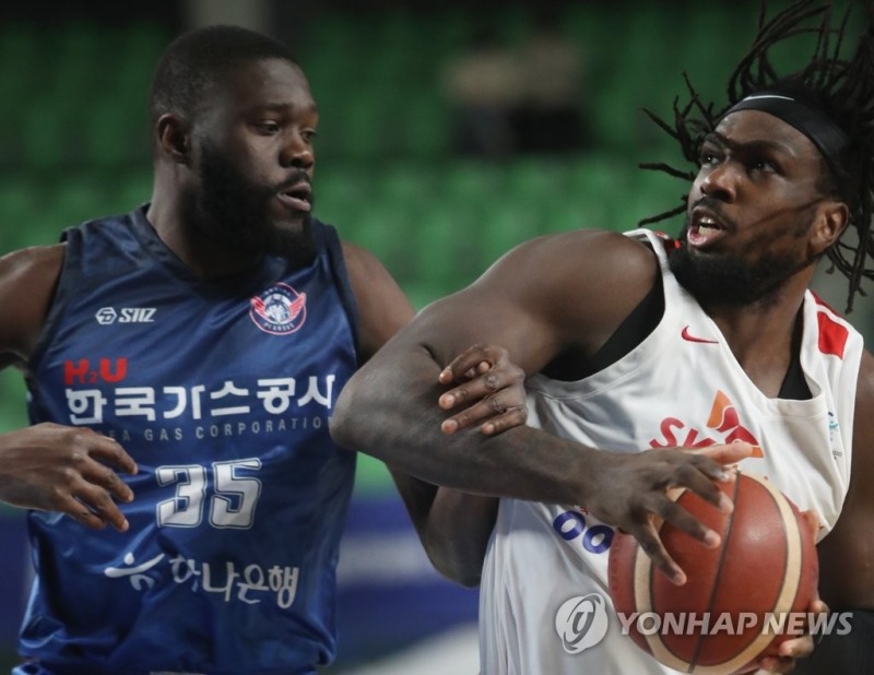 (대구=연합뉴스) 21일 대구체육관에서 열린 2022-2023 프로농구 대구 한국가스공사와 서울 SK의 경기. 한국가스공사 유슈 은도예와 SK 자밀 워니가 몸싸움을 벌이고 있다.