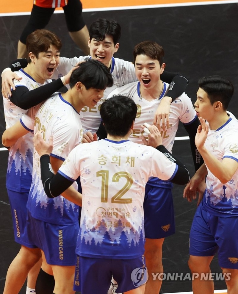 (안산=연합뉴스) 21일 경기도 안산상록수체육관에서 열린 프로배구 V리그 남자부 OK금융그룹과 우리카드의 경기. 득점에 성공한 우리카드 선수들이 기뻐하고 있다.