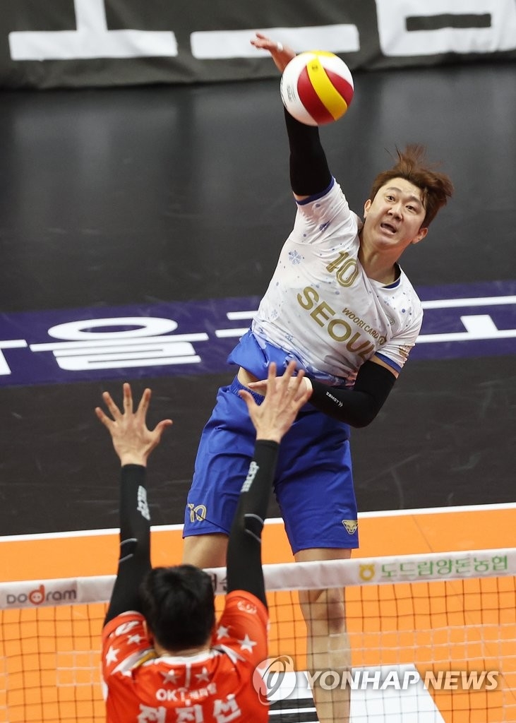 (안산=연합뉴스) 21일 경기도 안산상록수체육관에서 열린 프로배구 V리그 남자부 OK금융그룹과 우리카드의 경기. 우리카드 나경복이 공격하고 있다.