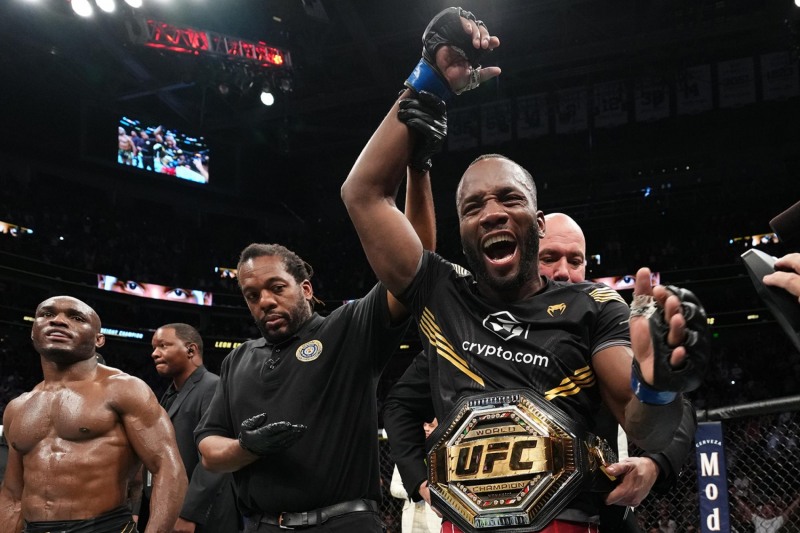 우스만을 KO로 물리친 에드워즈(오른쪽).(사진=UFC)