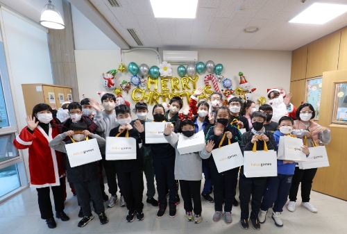 카카오게임즈와 성남시청소년재단, 성남이로운재단이 함께 진행한 연말 나눔 캠페인 '몰래산타대작전'에 참여한 청소년과 관계자들이 기념사진을 촬영하고 있다 / 사진 제공 = 카카오게임즈