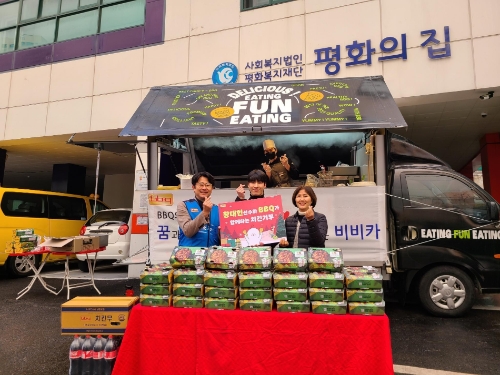 제너시스BBQ 박지용 운영본부장(왼쪽), 황대헌 선수(가운데), 평화의 집 김광진 원장(오른쪽)이 치킨릴레이를 하며 기념사진을 촬영하고 있다. / ㅅ사진 제공 = BBQ치킨