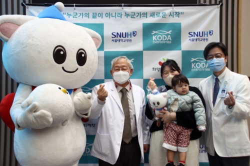 생명나눔 인형 기부 전달식 사진(좌측부터 생명나눔 캐릭터 나눔이와 이음이, 문인성 한국장기조직기증원장, 소아이식대기 환우와 보호자, 김한석 서울대학교어린이병원 원장) / 사진 제공 = 한국장기조직기증원