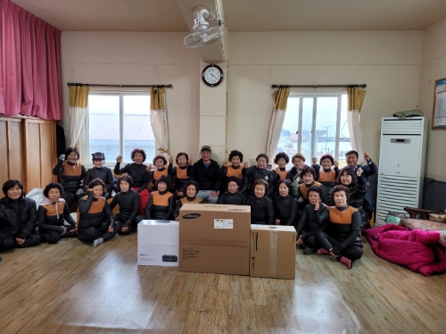 우수어촌계에 선정된 위미1리 어촌계원과 서귀포수협 임직원 / 사진 제공 = 서귀포수협