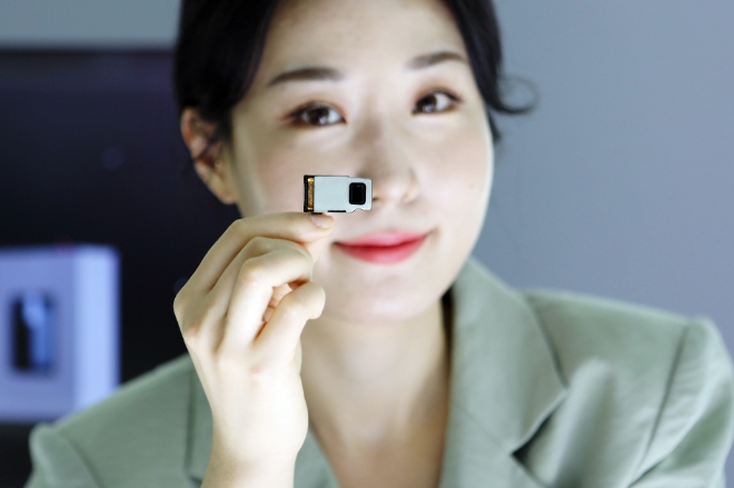 LG이노텍은 글로벌 최대 전자 전시회인 ‘CES 2023’에서 ‘고배율 광학식 연속줌 카메라모듈(고배율 광학식 연속줌 모듈)’을 첫 공개한다고 22일 밝혔다. 사진은 LG이노텍 직원이 ‘고배율 광학식 연속줌 카메라모듈’을 선보이고 있는 모습. (사진 = LG이노텍 제공)