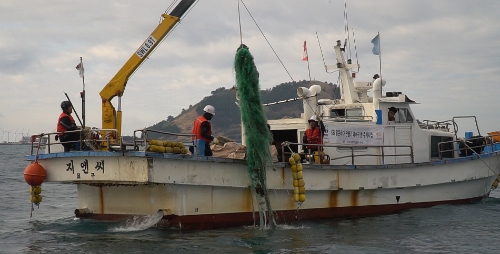 제주도 인근해역 폐어구 수거 장면 / 사진 제공 : 한국어촌어항공단