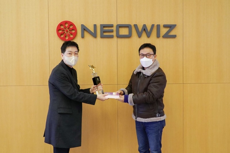 라운드8스튜디오 박성준 본부장(사진 왼쪽)이 한국게임미디어협회 이택수 회장으로부터 '게임오브지스타' 트로피를 받고 있다.