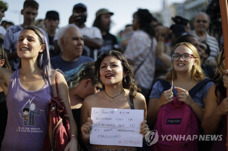 아르헨티나 여성들이 2017년 7월 수도 부에노스아이레스에서 반나체 일광욕 허용을 촉구하는 시위를 벌이고 있는 모습 [AP/연합뉴스 자료사진] 