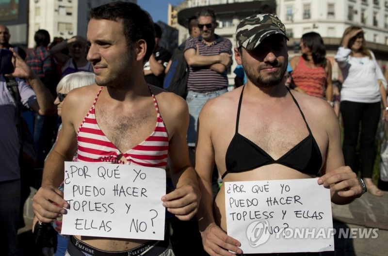 2017년 7월 아르헨티나 부에노스아이레스에서 반나체 일광욕 허용을 촉구하는 시위가 벌어졌다. 비키니 상의를 입은 남성 두 명이 &quot;왜 난 상의를 벗을 수 있고 여자들은 안 되나?&quot;라고 적은 피켓을 들고 동참하고 있다.[AP/연합뉴스 자료사진] 