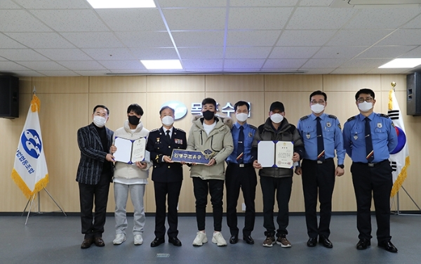 침몰하는 화물선의 승선원을 전원 구조한 민간어선 선장과 선원들에게 해양경찰청장 표창장과 인명구조 명패를 수여한 뒤 기념촬영을 하고 있다 (사진제공 = 서해지방해양경찰청)