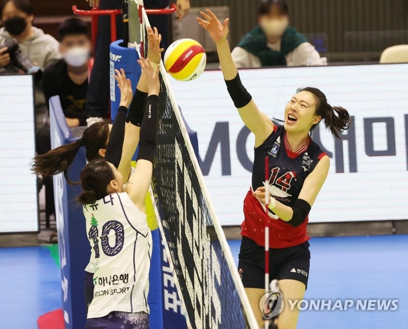 (수원=연합뉴스) 22일 경기도 수원실내체육관에서 열린 프로배구 V리그 여자부 현대건설과 한국도로공사의 경기. 현대건설 양효진이 공격하고 있다.