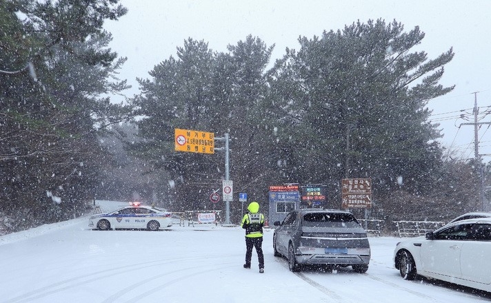 제주지역에 폭설이 예고된 22일 오전 제주시 어승생 1100도로 입구에서 차량의 통행이 전면 통제되고 있다. 기상청에 따르면 한라산 등 제주도 산지에는 오는 24일까지 최대 50㎝가 넘는 많은 눈이 내릴 것으로 예측됐다.