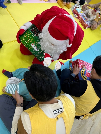 지난 17일, 매일유업 김선희 대표이사를 비롯한 임직원들과 성가정입양원 관계자 기념사진 / 사진 제공 = 매일유업
