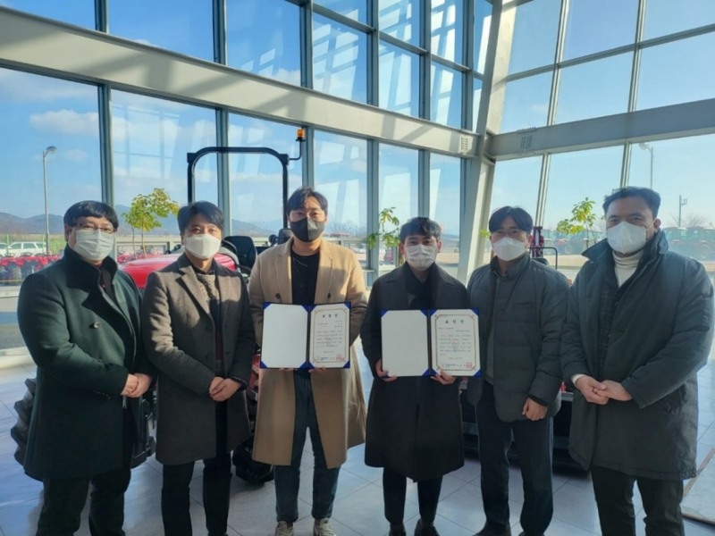 TYM 임직원이 표창장을 들고 한국폴리텍대학 관계자들과 함께 기념사진 촬영을 하고 있다(사진제공: TYM)